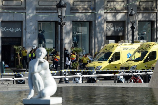 A person is stretched out of a mall by medical staff members in a cordoned off area after a van ploughed into the crowd, injuring several persons on the Rambla in Barcelona on August 17, 2017. Police in Barcelona said they were dealing with a "terrorist attack" after a vehicle ploughed into a crowd of pedestrians on the city's famous Las Ramblas boulevard on August 17, 2017. Police were clearing the area after the incident, which has left a number of people injured. / AFP PHOTO / Josep LAGO