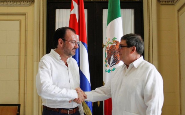 El canciller de Cuba, Bruno Rodríguez (R), estrecha la mano con el canciller mexicano Luis Videgaray en el Ministerio de Relaciones Exteriores en La Habana