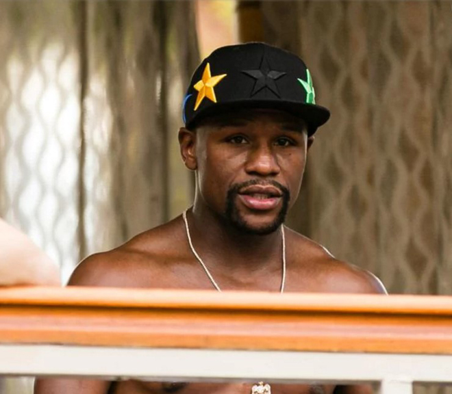 Floyd Mayweather arremete contra una fanática y las redes sociales estallan (VIDEO)