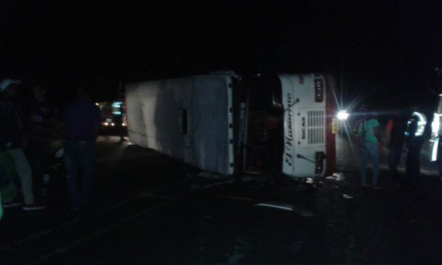 Autobús volcado en la carretera Carora-Barquisimeto // Foto @galindojorgemij 