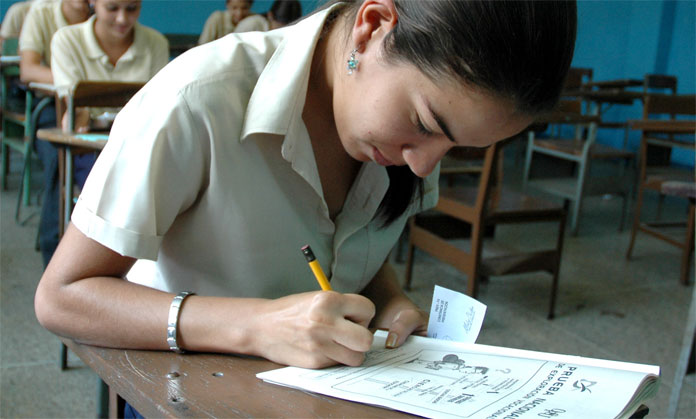 Nuevos bachilleres: El debate entre seguir estudiando o sobrevivir a la crisis