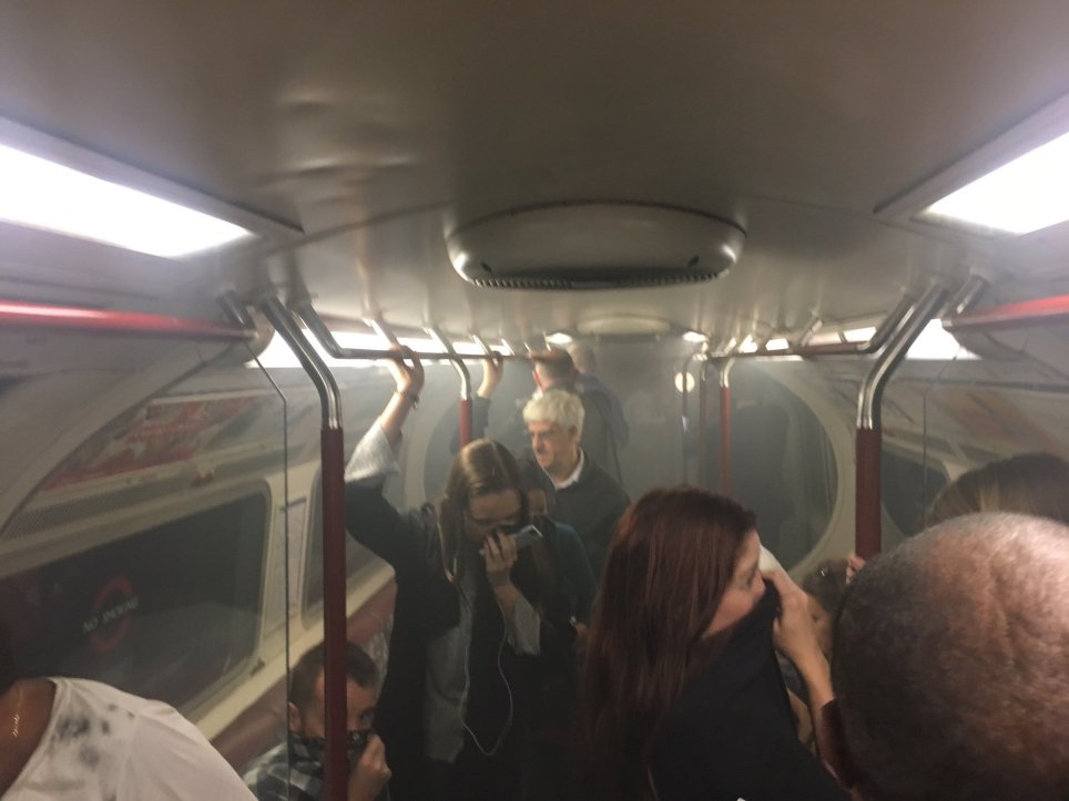 Evacúan la estación de metro de Londres por incendio (fotos y video)