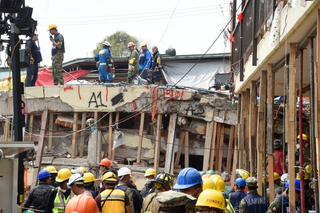 Trabajadores de rescate participan en la búsqueda de sobrevivientes y cadáveres en la Escuela Primaria Enrique Rebsamen en la Ciudad de México el 21 de septiembre de 2017, dos días después de un fuerte terremoto en el centro de México. / AFP PHOTO / Alfredo ESTRELLA