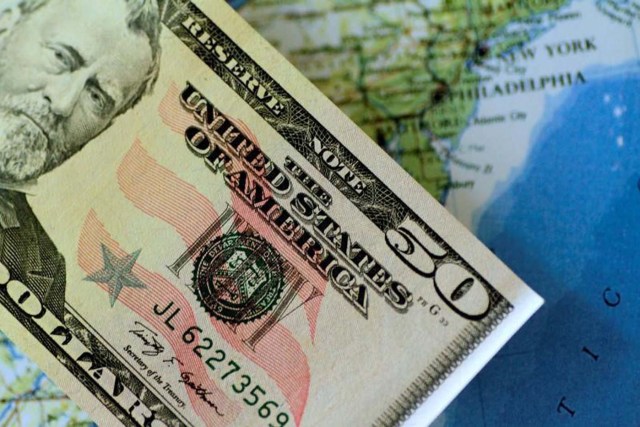 En la imagen de archivo se ve un bollete de 50 dólares americanos, el 22 de junio de 2017. REUTERS/Thomas White/Illustration