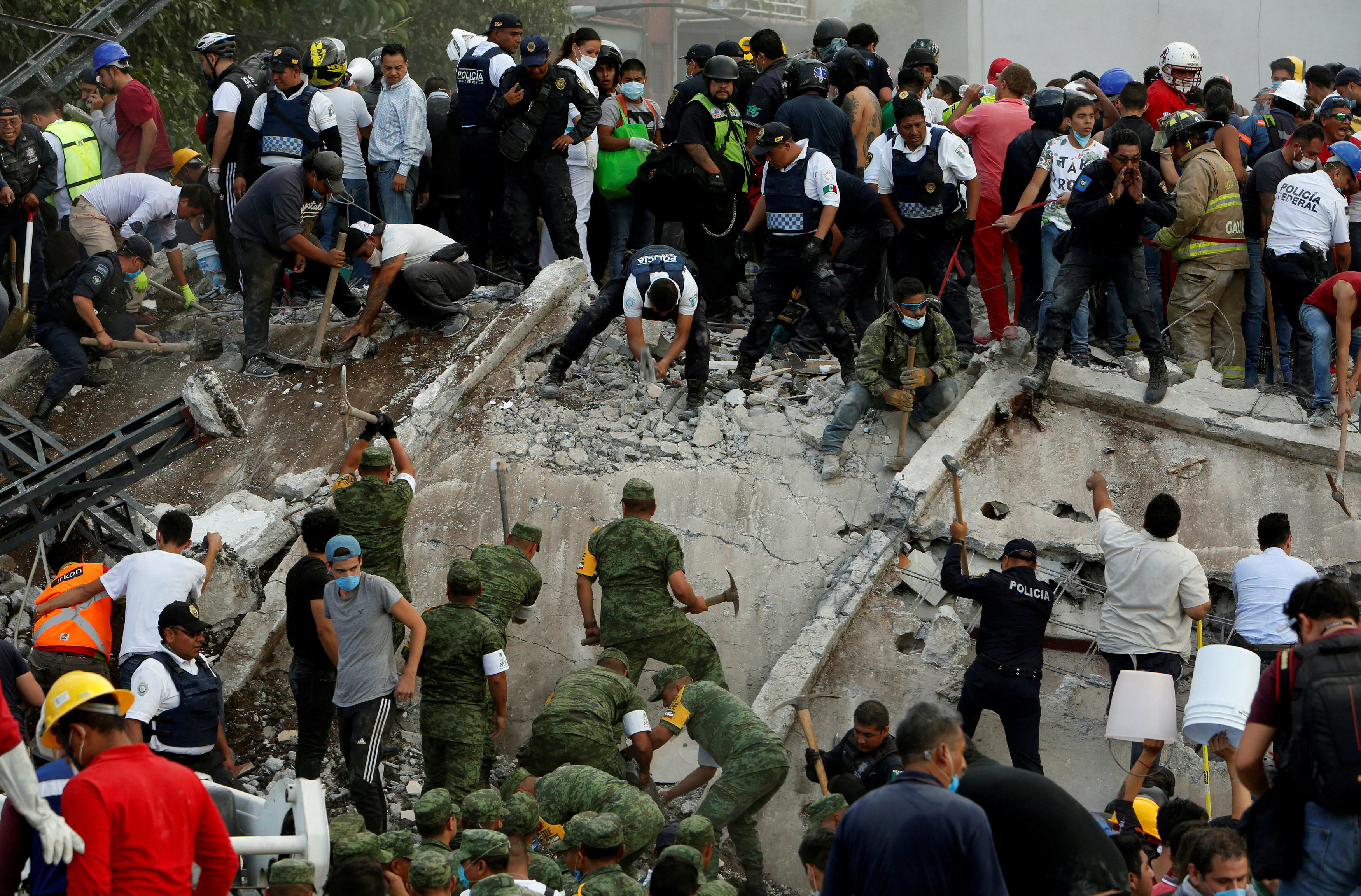 Uniformados mexicanos “a pico y pala” para rescatar a los sepultados por el terremoto