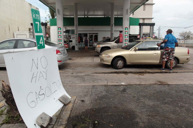 People arrive to buy gasoline next to a sign reading "There is no gasoline," at a gas station, after the area was hit by Hurricane Maria, in San Juan, Puerto Rico September 22, 2017. Picture taken September 22, 2017. REUTERS/Alvin Baez