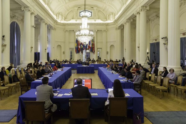 Fotografía cedida por la OEA de una vista general de la audiencia pública en la que se determinará si hay fundamento para denunciar al Gobierno de Venezuela por crímenes de lesa humanidad ante la Corte Penal Internacional (CPI), hoy viernes, 15 de septiembre 2017, en la sede de la Organización de los Estados Americanos (OEA) en Washington, DC (EE.UU.). El secretario general de la Organización de los Estados Americanos (OEA), Luis Almagro, ha nombrado a tres juristas de Argentina, Costa Rica y Canadá para que evalúen si hay base para llevar al Gobierno de Venezuela ante la Corte Penal Internacional (CPI). EFE/Juan Manuel Herrera/OEA/SOLO USO EDITORIAL/NO VENTAS