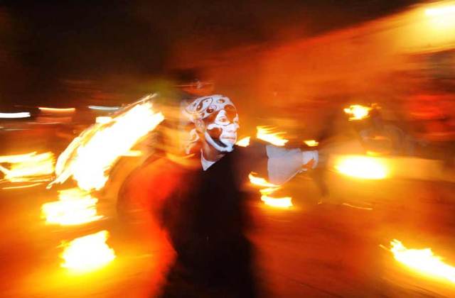 Dicha fiesta tiene lugar en la calle principal de ese municipio cada 31 de agosto, y consiste en un juego en el cual dos bandos de jóvenes se lanzan bolas elaboradas con tela y prendidas en fuego. Foto Archivo