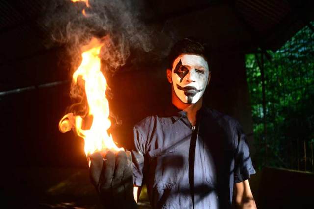 Para los jóvenes del municipio participar en la tradición de las Bolas de Fuego es toda una aventura. Jorge Pineda, de 23 años, participa desde que tenía 13, inició por que un tío, quien también jugaba, lo motivó. Foto por Lissette Monterrosa