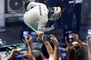 Hamilton triunfa en Singapur y se distancia de Vettel en la lucha por el Mundial