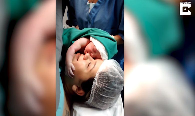 Aww… El momento en el que una bebé abraza a su mamá segundos después de nacer (+video)