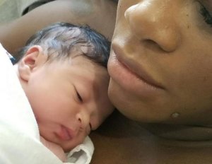 Serena Williams presenta a su bebé (foto)