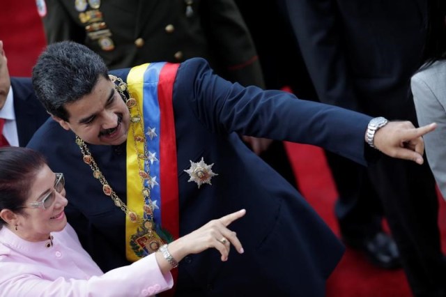 En la imagen de archivo, el presidente de Venezuela, Nicolás Maduro, y su esposa Cilia Flores, se dirigen a la Asamblea Nacional Constituyente en el Palacio Federal Legislativo en Caracas, Venezuela. 10 de agosto de 2017. REUTERS/Ueslei Marcelino