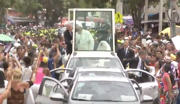Foto: El Papa se golpeó en la cara con el papamóvil / El tiempo 