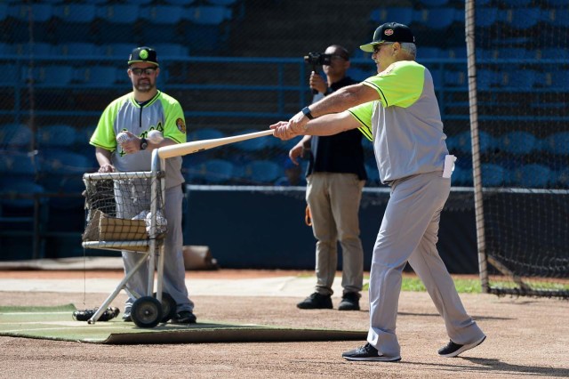Mike Rojas (R), manager of the Venezuelan baseball team Leones del Caracas, attends a training session at the Universitario stadium in Caracas, on September 18, 2017. While baseball is Venezuela's national sport, some fans are angry that the government, given the severity of the economic crisis and the political tension, will spend nearly ten million dollars on organizing the upcoming Winter League rather than on imports of food and medicine. / AFP PHOTO / FEDERICO PARRA