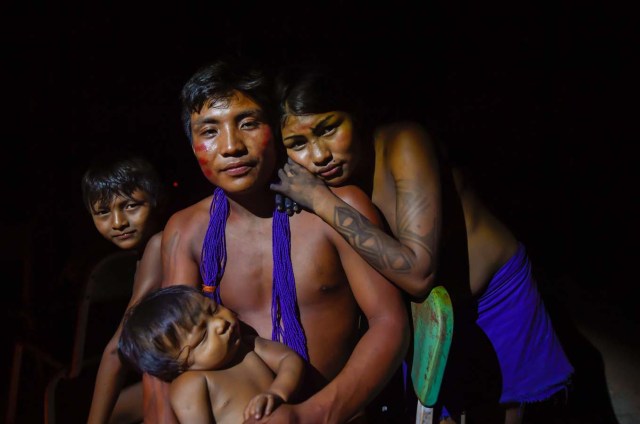 A Waiapi family poses for a picture in Waiapi indigenous reserve in Amapa state in Brazil on October 14, 2017.  Tribal chieftain Tzako Waiapi perfectly remembers the day almost half a century ago when his hunting party stumbled across a group of white adventurers in the Amazon rainforest. Within months, nearly everyone in his entire tribe had died from disease.  / AFP PHOTO / Apu Gomes / TO GO WITH AFP STORY "When the Waipai tribe almost died out" by Sebastian Smith