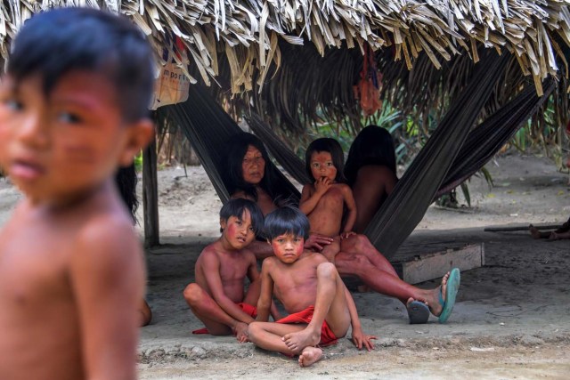 Waiapi tribe members at the Manilha village in the Waiapi indigenous reserve in Amapa state in Brazil on October 14, 2017.  Tribal chieftain Tzako Waiapi perfectly remembers the day almost half a century ago when his hunting party stumbled across a group of white adventurers in the Amazon rainforest. Within months, nearly everyone in his entire tribe had died from disease.  / AFP PHOTO / Apu Gomes / TO GO WITH AFP STORY "When the Waipai tribe almost died out" by Sebastian Smith