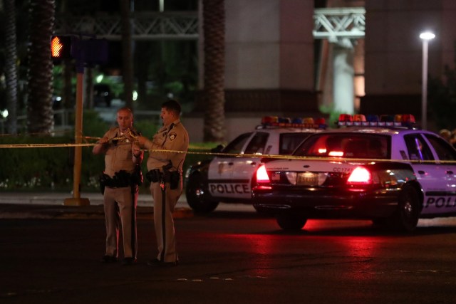 La policía apostada en Las Vegas Boulevard mientras continúan trabajando en la escena del crimen luego del ataque en el festival de música country de la Ruta 91 en Las Vegas, Nevada, Estados Unidos, 2 de octubre de 2017. REUTERS/Mike Blake