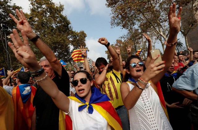 People sign Catalan anthem as they celebrate after the Catalan regional parliament declares the independence from Spain in Barcelona, Spain, October 27, 2017. REUTERS/Juan Medina