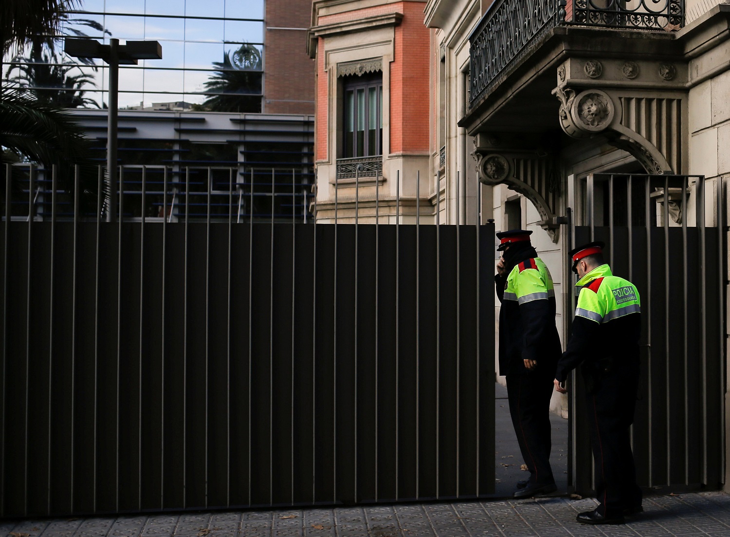 Guardia Civil busca grabaciones en la sede central de la Policía catalana