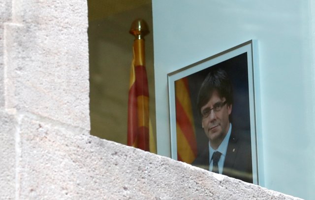 Un retrato del presidente catalán despedido Carles Puigdemont se ve dentro del Palacio de la Generalitat, la sede del gobierno regional catalán, en Barcelona, España el 30 de octubre de 2017. REUTERS / Yves Herman NO RESALES. SIN ARCHIVOS