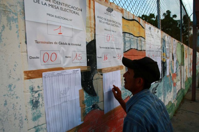 Una persona leyendo un anuncio con información en la elección legislativa venezolana en Maracaibo, oct 15, 2017. REUTERS/Jose Issac Bula Urrutia