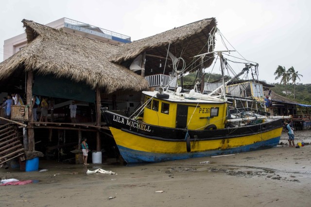 MG5003. RIVAS (NICARAGUA), 06/10/2017. Vista de una embarcación que el mar arrastró hasta hacerla chocar contra un restaurante hoy, viernes 06 de octubre de 2017, debido las fuertes lluvias durante el paso de la tormenta Nate, en la bahía de San Juan del Sur, ciudad de Rivas, a unos 140 kilómetros al oeste de Managua (Nicaragua). La tormenta tropical Nate, que azota Centroamérica, dejó hoy un panorama de destrucción en el sur de Nicaragua con carreteras, negocios y viviendas dañadas, además de centenares de árboles caídos. EFE/Jorge Torres