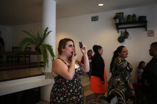 Mujeres participan en el evento Miss Plus Size Guatemala se alistan para salir a la pasarela el 22 de octubre de 2017, en Ciudad de Guatemala (Guatemala). Eternamente invisibles en el mundo de la moda por estar por encima de los estándares tradicionalmente impuestos, las mujeres guatemaltecas han decidido sumarse a la "belleza XL" desafiando el 90-60-90 para mostrar sus curvas y romper los estereotipos. EFE/Esteban Biba