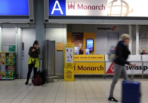 Aerolínea Monarch se declara en quiebra y deja a 110 mil pasajeros en el extranjero