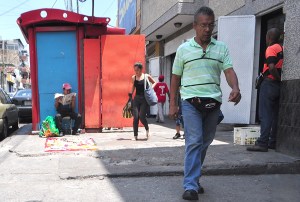En Vargas sobreviven a la crisis: Venden vasos de agua y sopa para rebuscarse