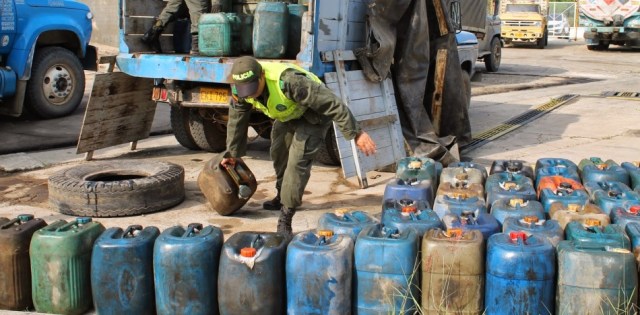 Referencial. La policía colombiana durante un operativo contra el contrabando de combustibles en el frontera con Venezuela / cortesía