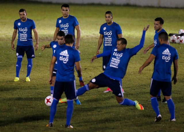 Jugadores de la selección de Paraguay entrenando. Reuters