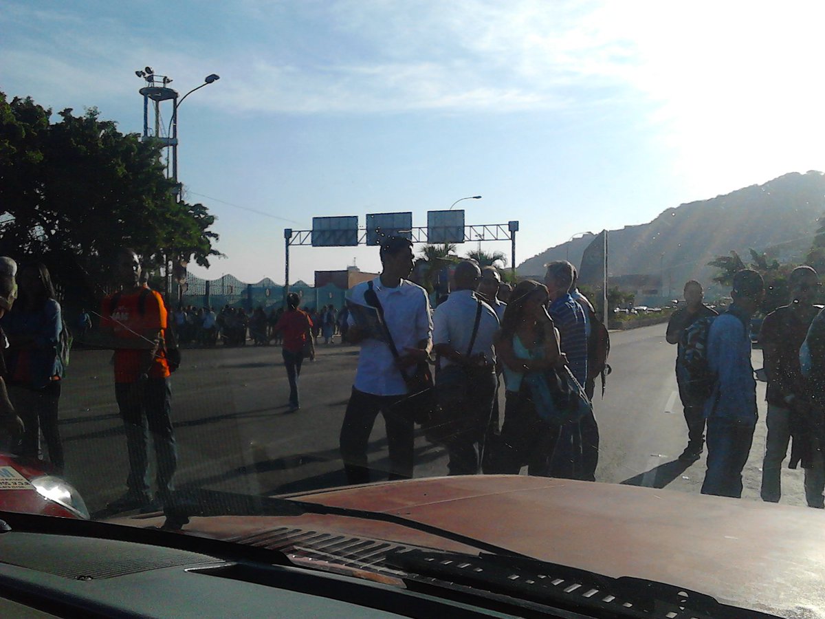 Protestan en La Guaira por falta de transporte #17Oct