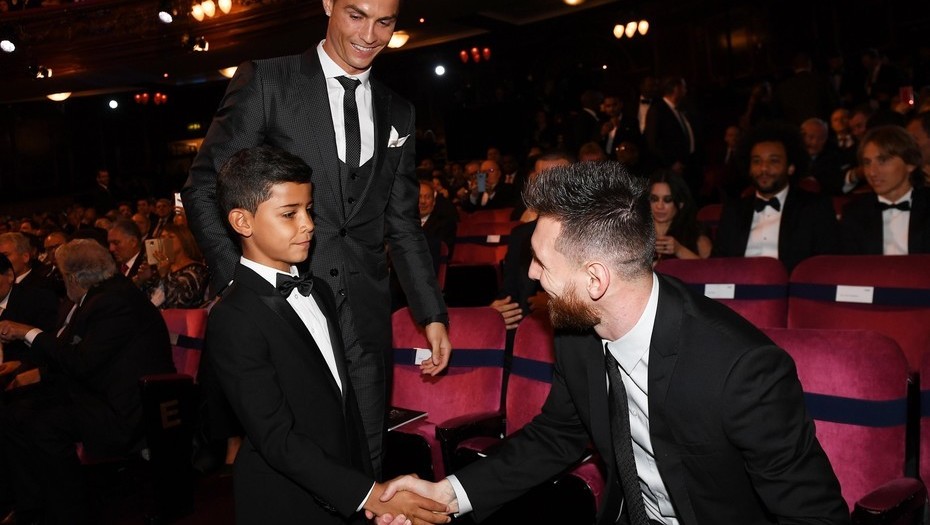 La foto de Cristiano Ronaldo, su hijo y Lionel Messi que recorre el mundo