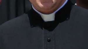 Decretan prisión preventiva a sacerdote por abusar de adolescente salvadoreño