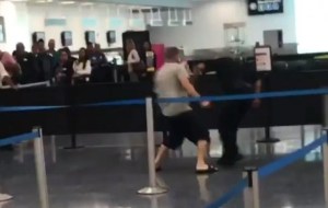 Detienen a un hombre que agredió a un oficial en el aeropuerto de Miami