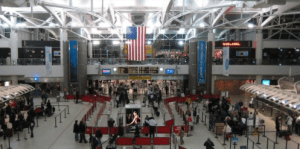 Detienen un hombre en aeropuerto de Nueva York tras amenazar a empleado con bomba