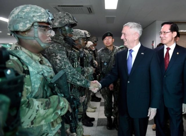 El secretario de defensa James Mattis saludando a las tropas surcoreanas en su vista al país asiático (Foto: AFP)
