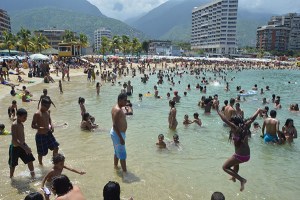 Caraqueños abarrotaron playas de Vargas este 12 de octubre