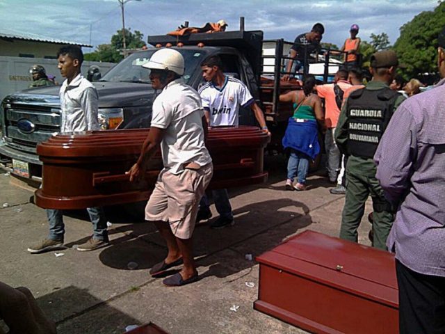 Ataudes de los fallecidos en el Centro de Detención Judicial de Amazonas. / AFP PHOTO / WAKA Noticias / STR