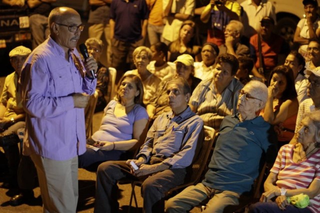 Ismael García en una asamblea de ciudadanos en Maracay, estado Aragua // Foto Prensa