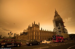 Una extraña neblina rojiza causa terror en Reino Unido (FOTOS)
