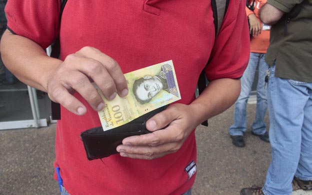 Usuarios reciben el billete de 100 mil bolívares con alegría y temor