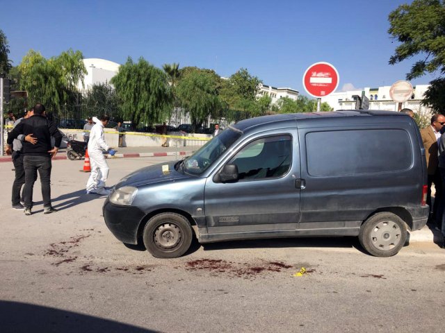 Se ve a policías donde se sospecha que un militante islamista fue arrestado después de haber herido a dos policías en un ataque con arma blanca cerca del edificio del parlamento en Túnez, Túnez, el 1 de noviembre de 2017. REUTERS / Zoubeir Souissi