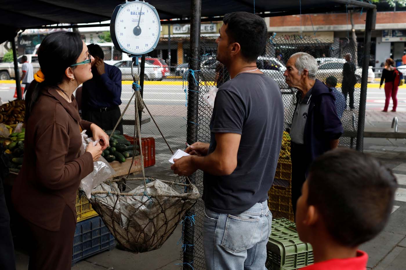 Venezolanos saben poco de deuda externa, sólo esperan que se reduzca la escasez y la inflación
