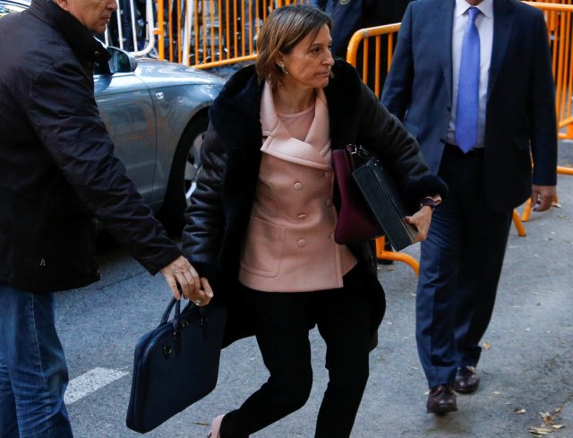 Carme Forcadell, Speaker of the Catalan parliament, arrives to Spain's Supreme Court to testify on charges of rebellion, sedition and misuse of public funds for the central government by holding an independence referendum and proclaiming independence, in Madrid, Spain, November 9, 2017 REUTERS / Javier Barbancho