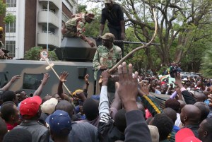 Ejército impide el acceso de miles de manifestantes al palacio presidencial de Zimbabue