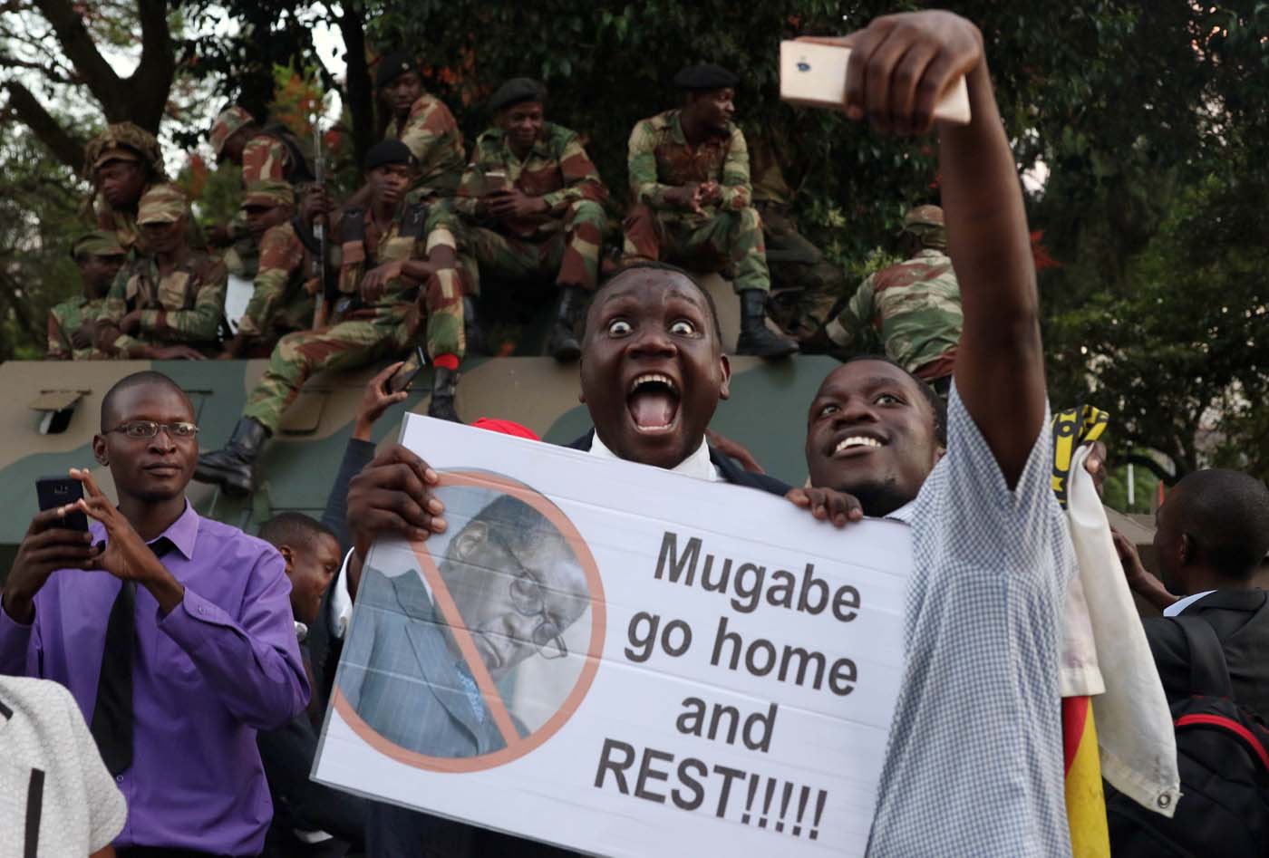 Renunció el dictador Robert Mugabe, Zimbabue celebra (Fotos)