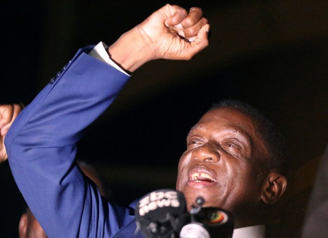 El exvicepresidente de Zimbabue Emmerson Mnangagwa, quien jurará como presidente en reemplazo de Robert Mugabe, habla ante simpatizantes en Harare, Zimbabue, 22 de noviembre de 2017. REUTERS/Philimon Bulawayo