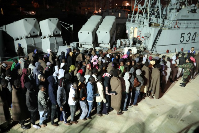 Migrantes arriban a la base naval después de ser rescatados por la guardia costera libia en Trípoli, Libia, November 24, 2017. REUTERS/Hani Amara